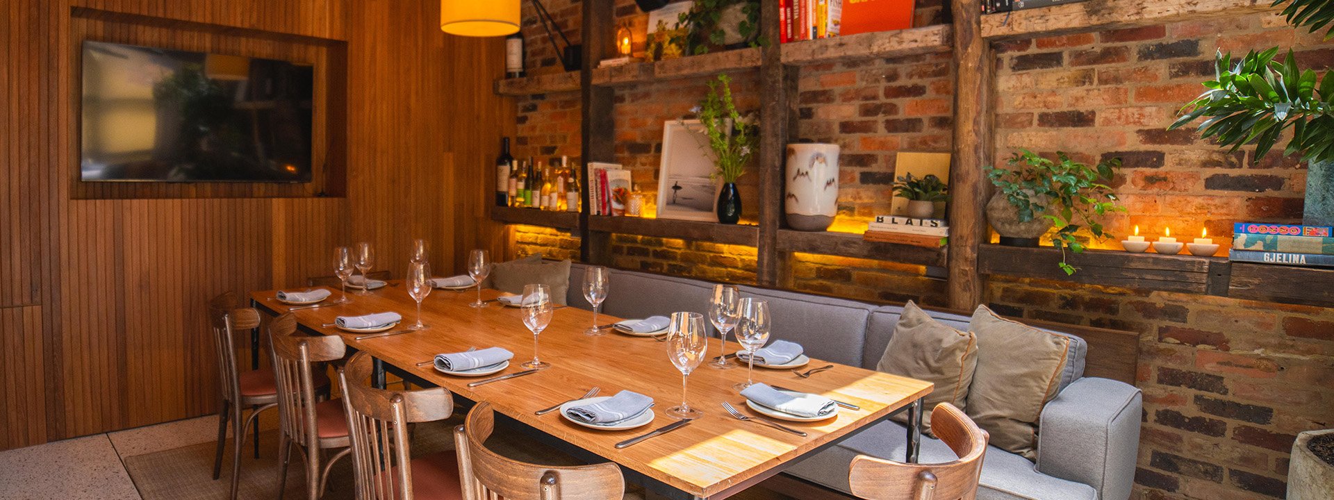 Salones privados
Espacios diseñados para sus eventos, reuniones y&nbsp;celebraciones privadas en Oficial, Punto Baja y&nbsp;Chin-Chin.