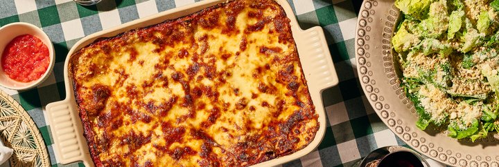 Lasagna, ensalada césar y tiramisú Veccina