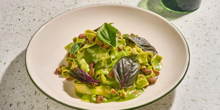 Fettuccine de pesto con pistachos