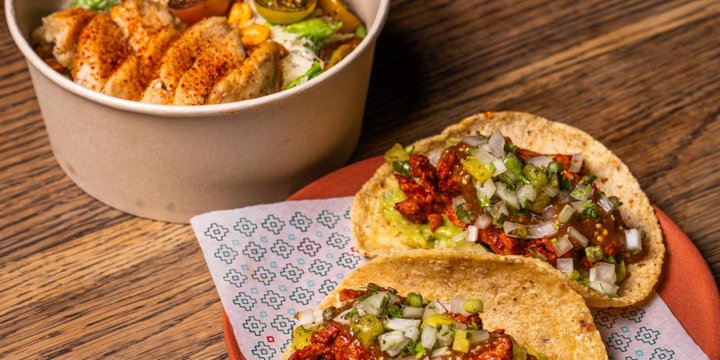 Ensalada Cantina + 2 tacos