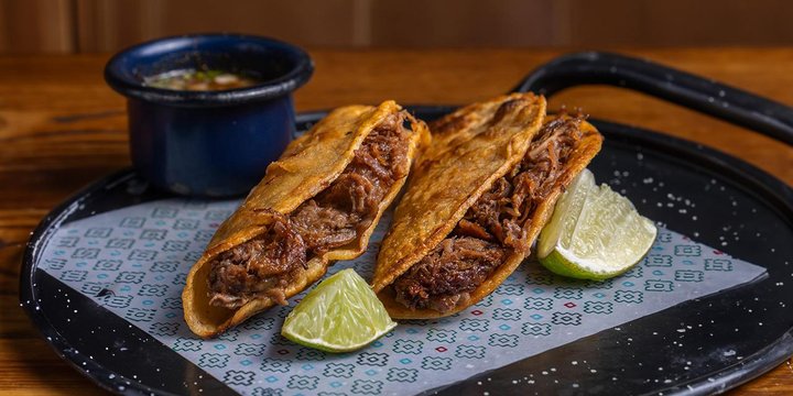 Taco crujiente de birria de res