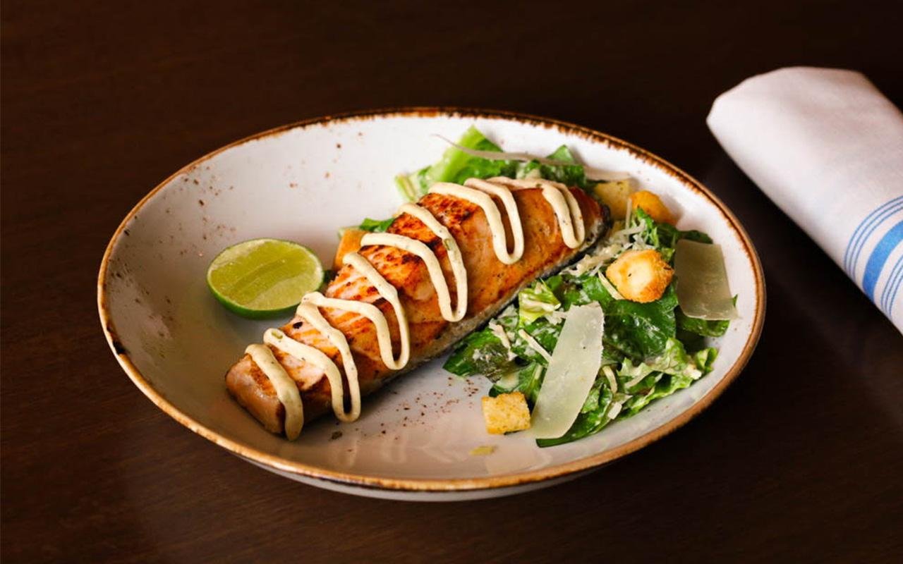 Salmón A La Parrilla Con Ensalada Cesar 1