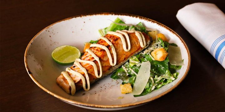 Salmón A La Parrilla Con Ensalada Cesar