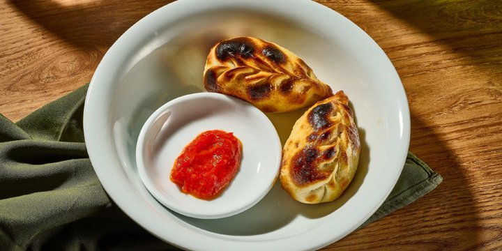 Empanada de Tomate y Albahaca