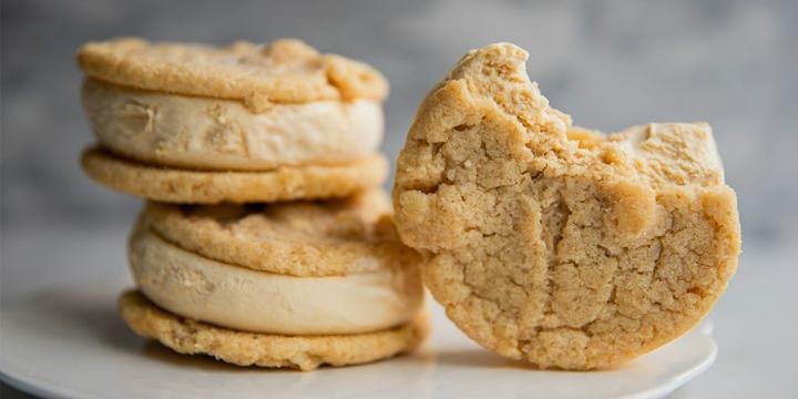 Sanduche de Helado de Caramelo Salado   Macadamia