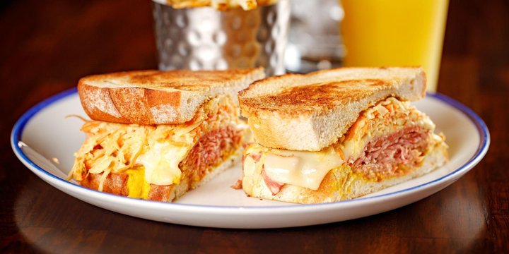 Sánduche Corned Beef