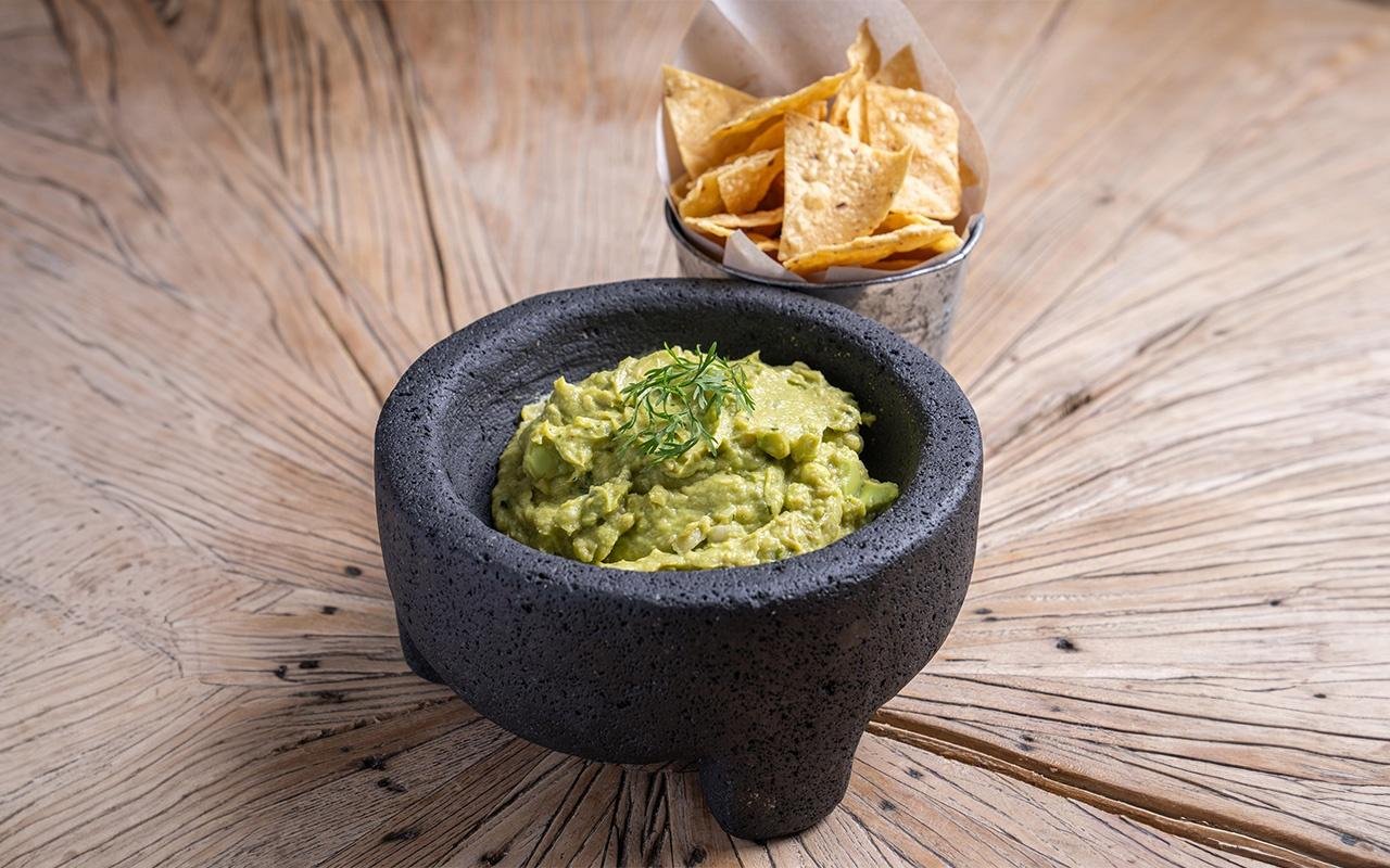 Guacamole hecho en molcajete 1