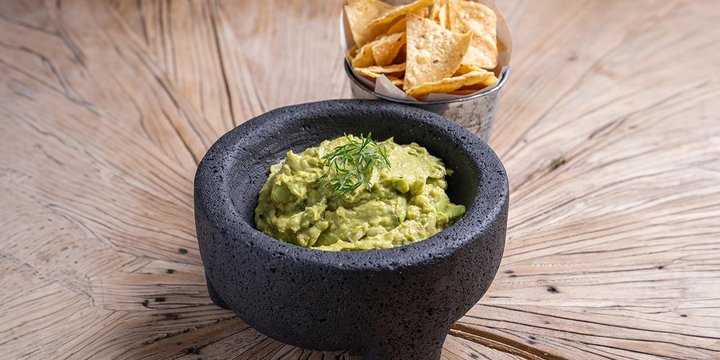 Guacamole hecho en molcajete