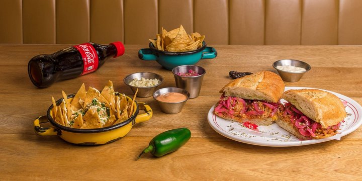 Chilaquiles y Torta de Cochinita