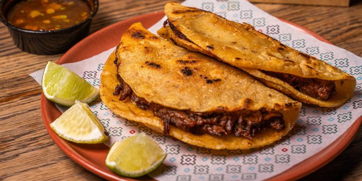 Taco crujiente de birria de res