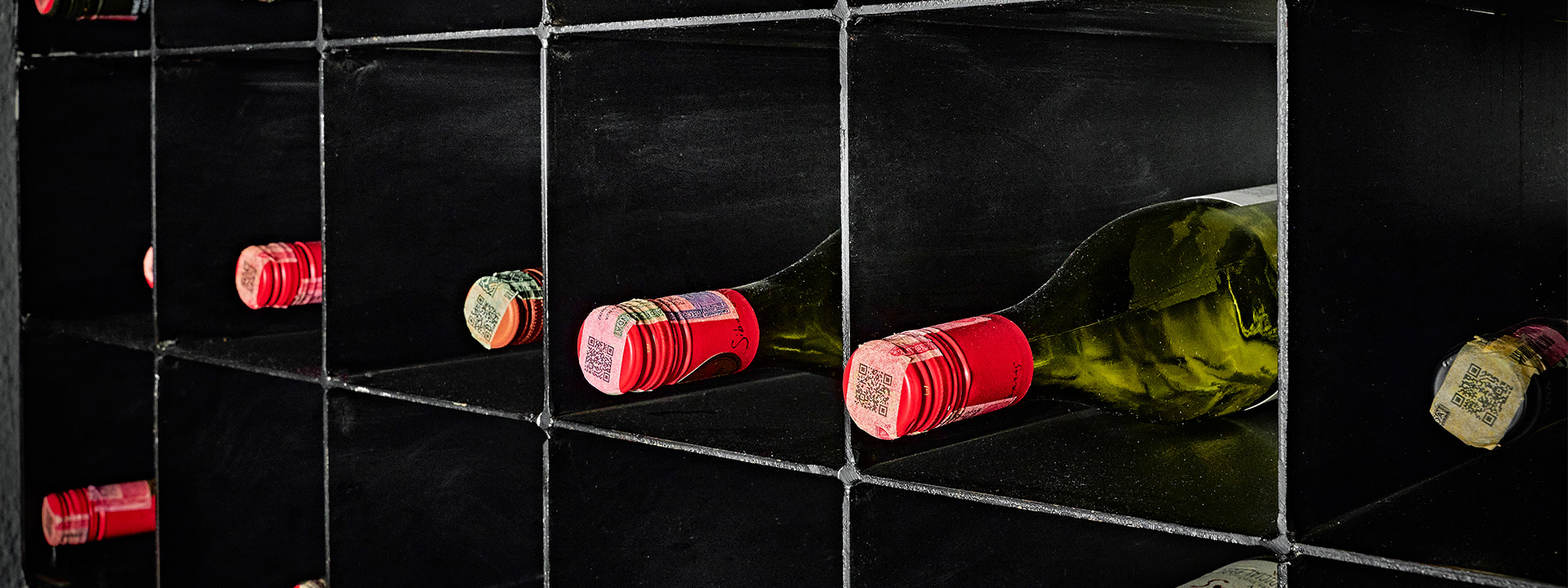 Tenemos una selección de vinos para maridar con cada una de nuestras creaciones de mar y montaña.