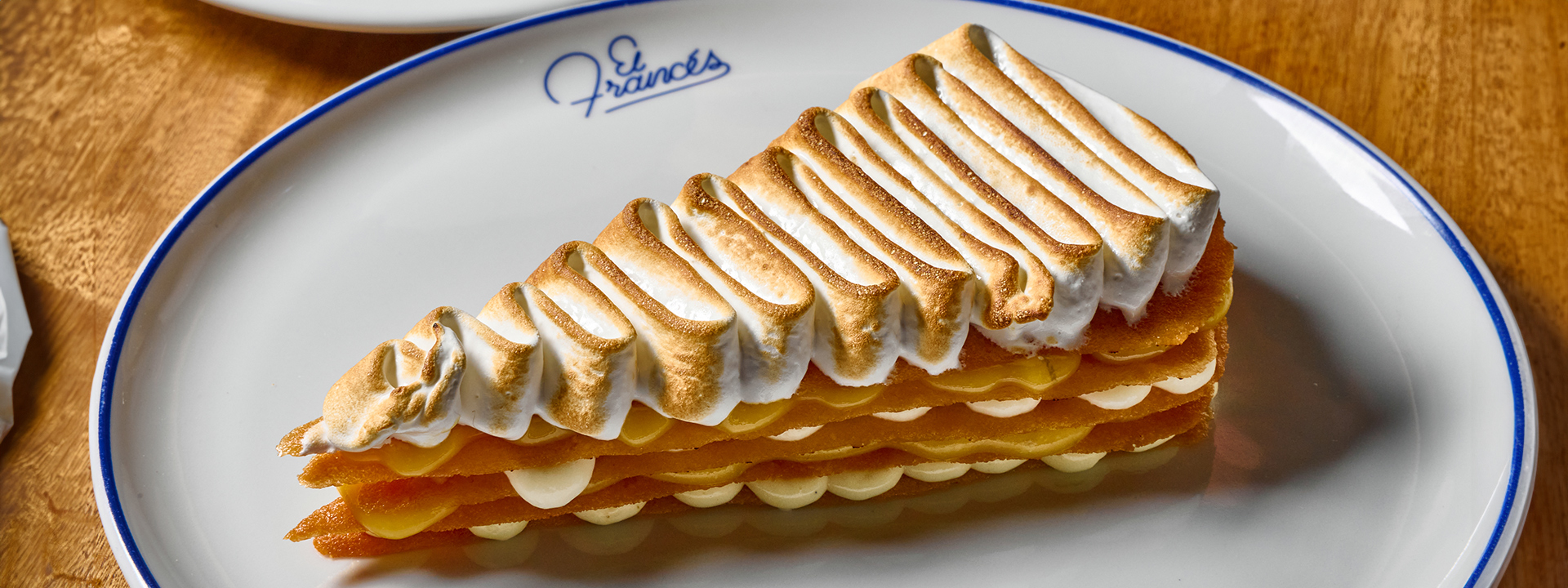 Una carta de postres que combina creaciones originales con clásicos franceses, diseñada por nuestra pastelera invitada Annia Ortiz.