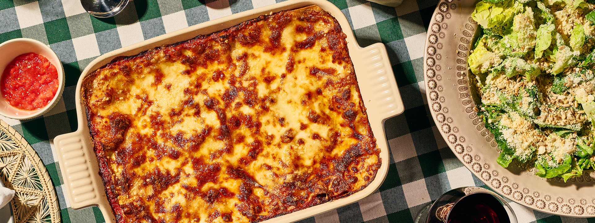 Ahora, lasagna, ensalada césar y tiramisú para celebrar el Día de la Madre en casa.