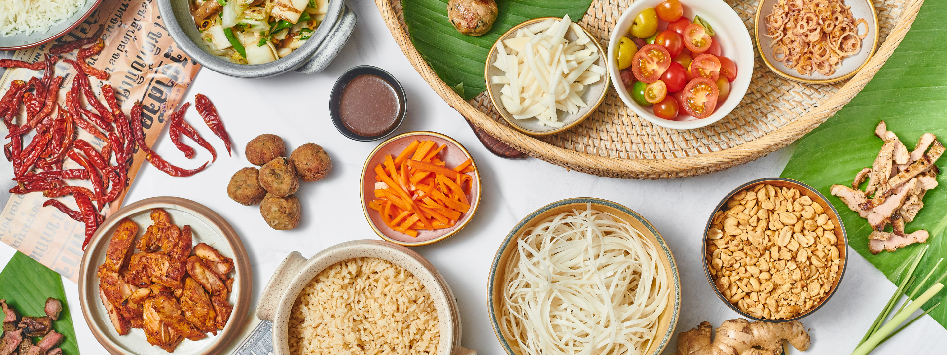 Bát, Bánh Mi o Ensalada. Ármelos con la combinación que más le guste.