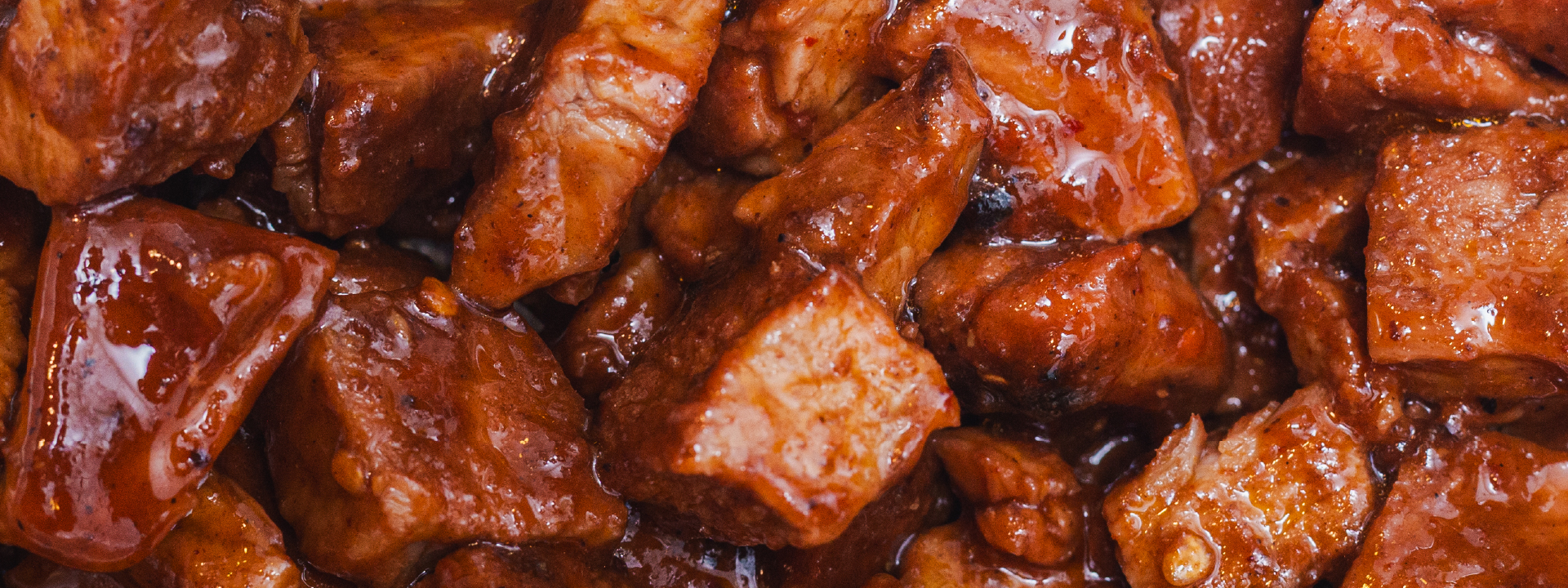 Carne de temporada: Cerdo BBQ. Bondiola a la parrilla, adobada al estilo Memphis y BBQ de chipotle. En colaboración con La Fama. Solo por tiempo limitado.
