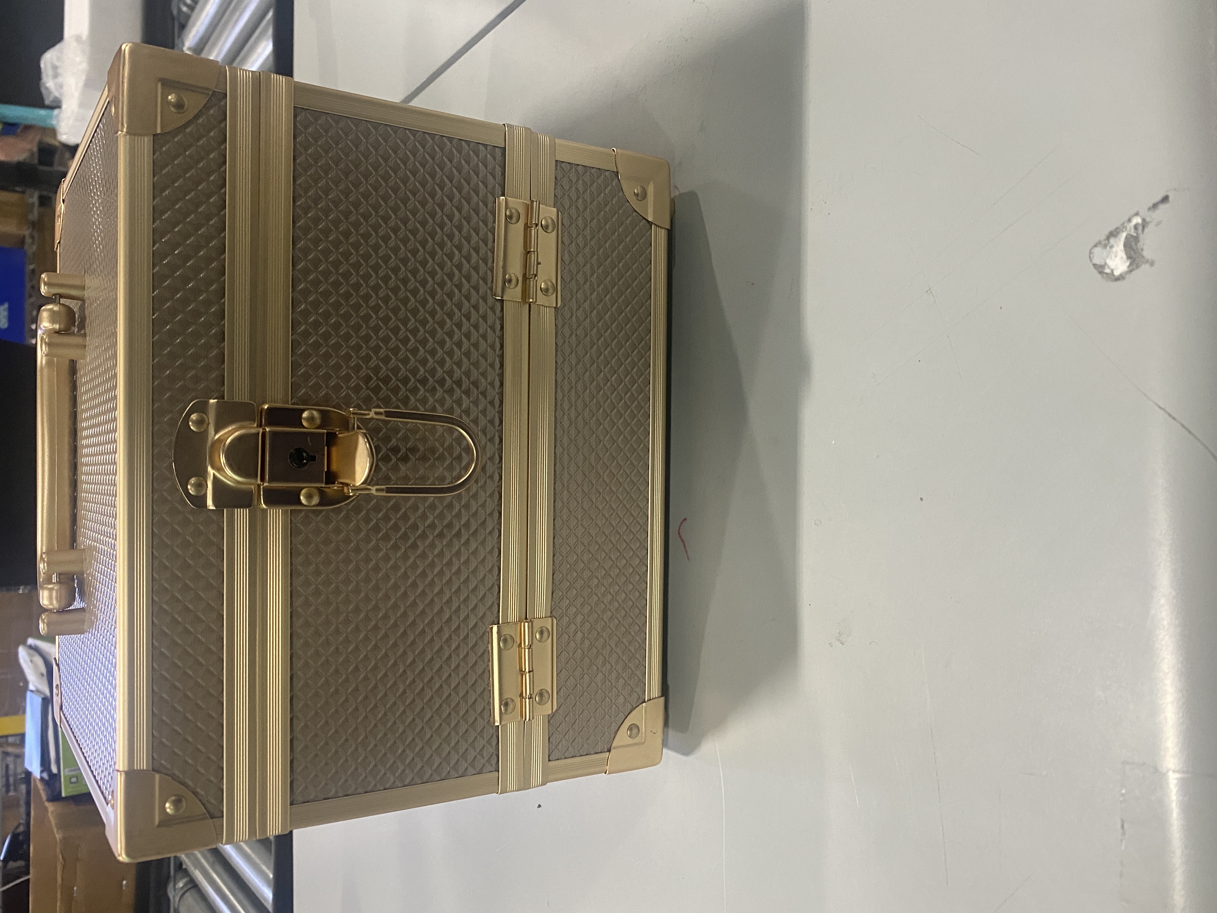 GENERIC 8" PINK PULLOUT MAKEUP CASE WITH KEY - ROSE GOLD