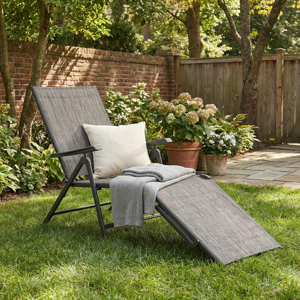 Patio Foldable Chaise Lounge Chair with Backrest and Footrest-Gray