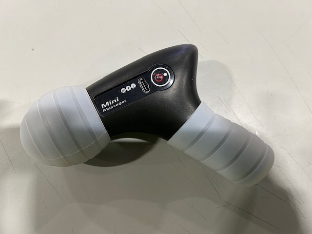 GENERIC BLACK MINI MASSAGER - BLACK
