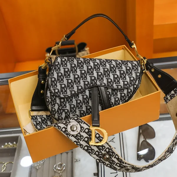 2024 autumn and winter new trend embroidered semi-circular saddle bag single room crossbody women's bag - Image 2