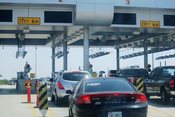 As Ukrainian refugees cross the US-Mexico border, immigration advocates question attempt to give them priority