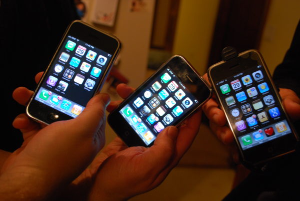 FCC Calls On Apple To Enable FM Radio In iPhones, But That’s Easier Said Than Done