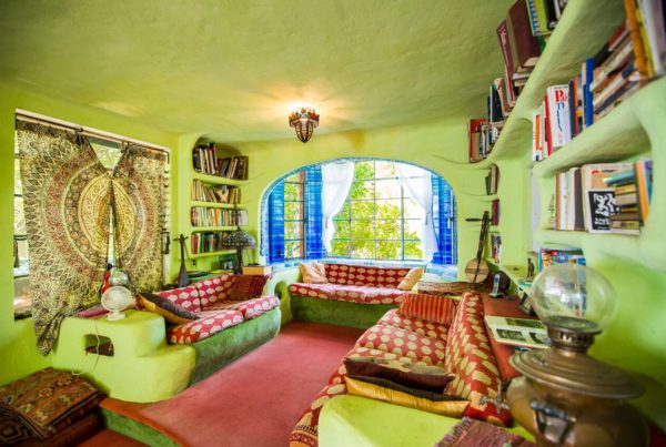 Metal Sculptures, Dumpsters And Castles: The Capital City Homes That ‘Keep Austin Weird’