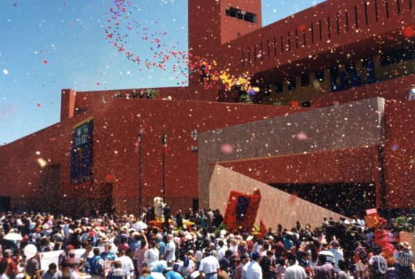 How many stories does San Antonio’s ‘enchilada-red’ public library have?