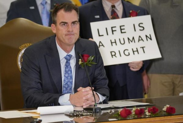 Oklahoma’s governor has signed a Texas-style abortion ban. Here’s how it could affect Texas