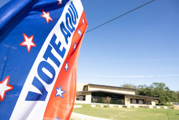 "Vote Aqui" sign hanging at the City Council office of Buda.
