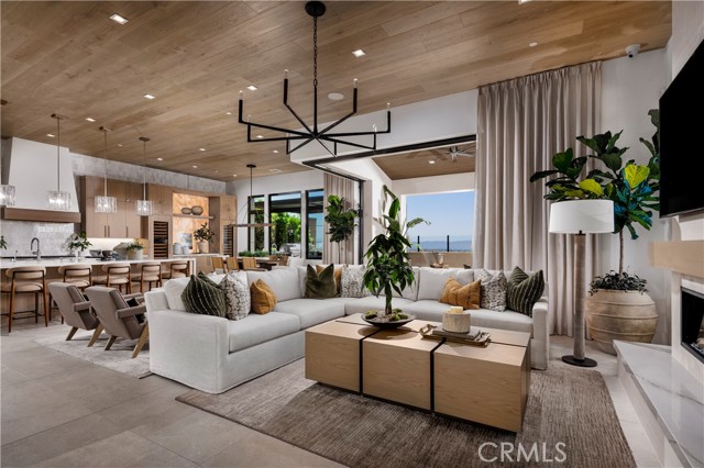 552 PENINSULA Irvine CA 92602