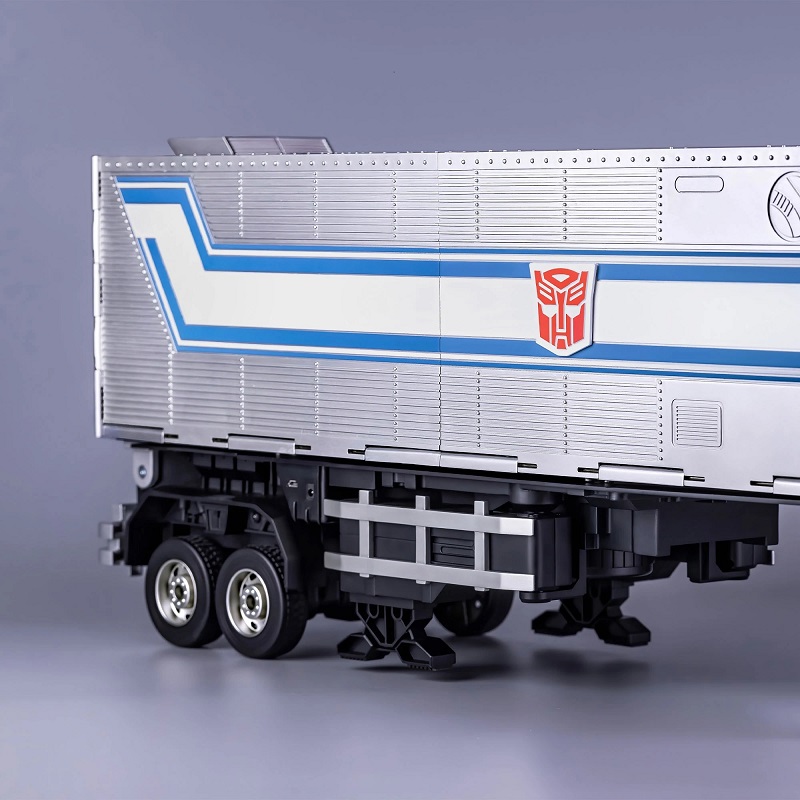 Optimus Prime AutoConverting Robot Trailer Transformers Flagship