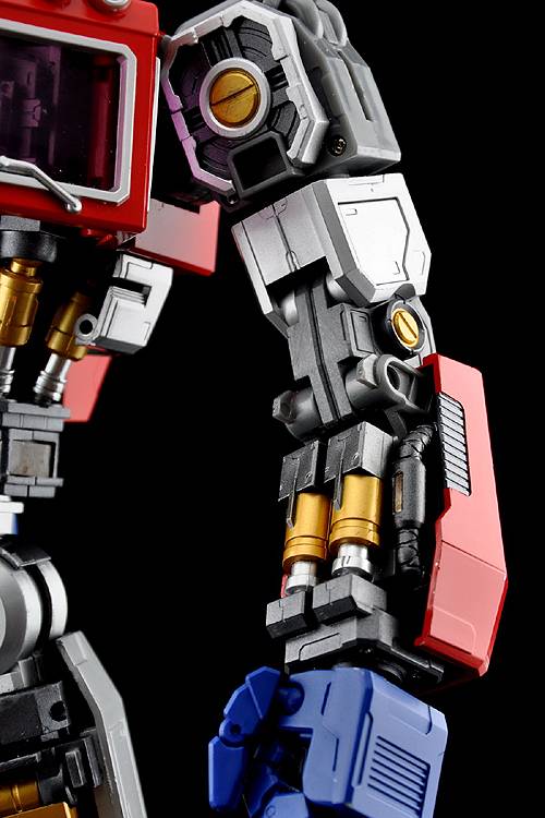 UM-01 Optimus Prime 17-inch Figure | Transformers Ultimetal