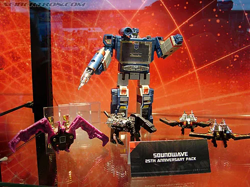 Soundwave with 4 Cassettes SDCC Exclusive | Transformers G1