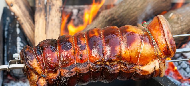 Bourbon Rotisserie Pork Roast – Christmas Grilling Series Girarrosto con carne sul barbecue