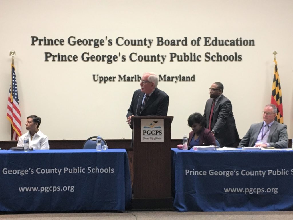 Kevin Maxwell (center)