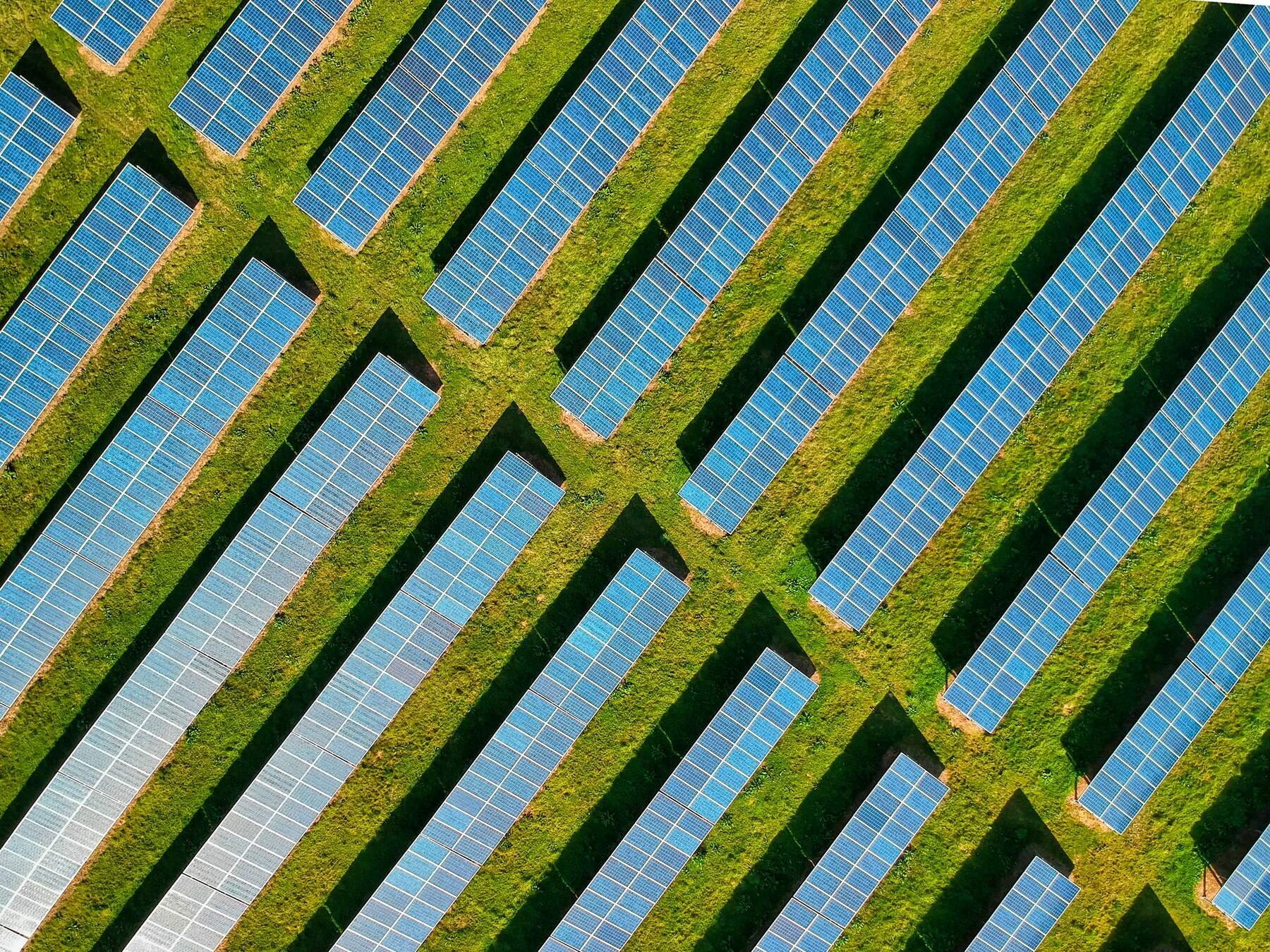 Photovoltaik-Freiflächenanlage aus der Luft