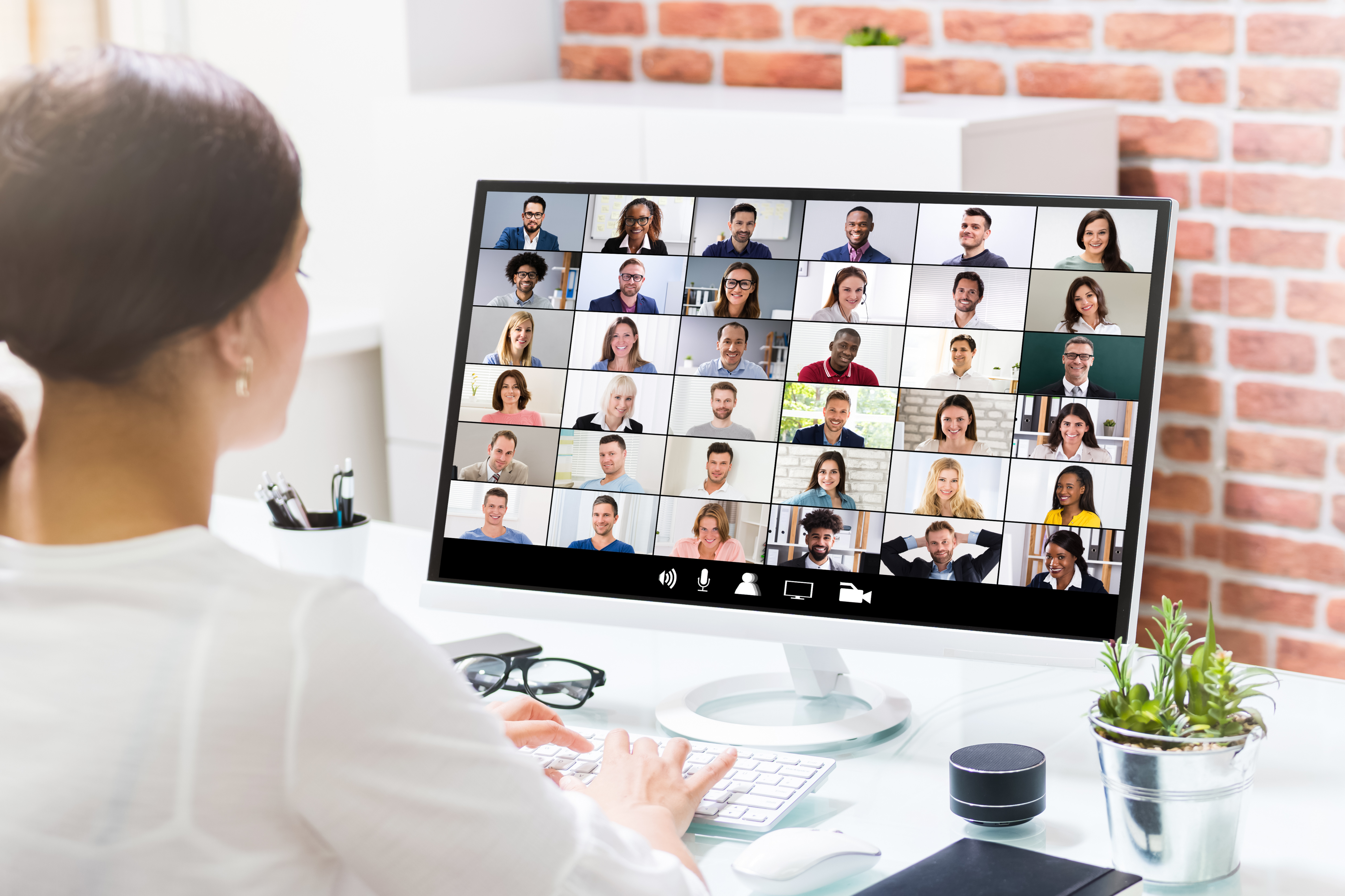 Live mentoring and community support – A group engaged in an interactive online session, growing together through the Energy of Realization journey.
