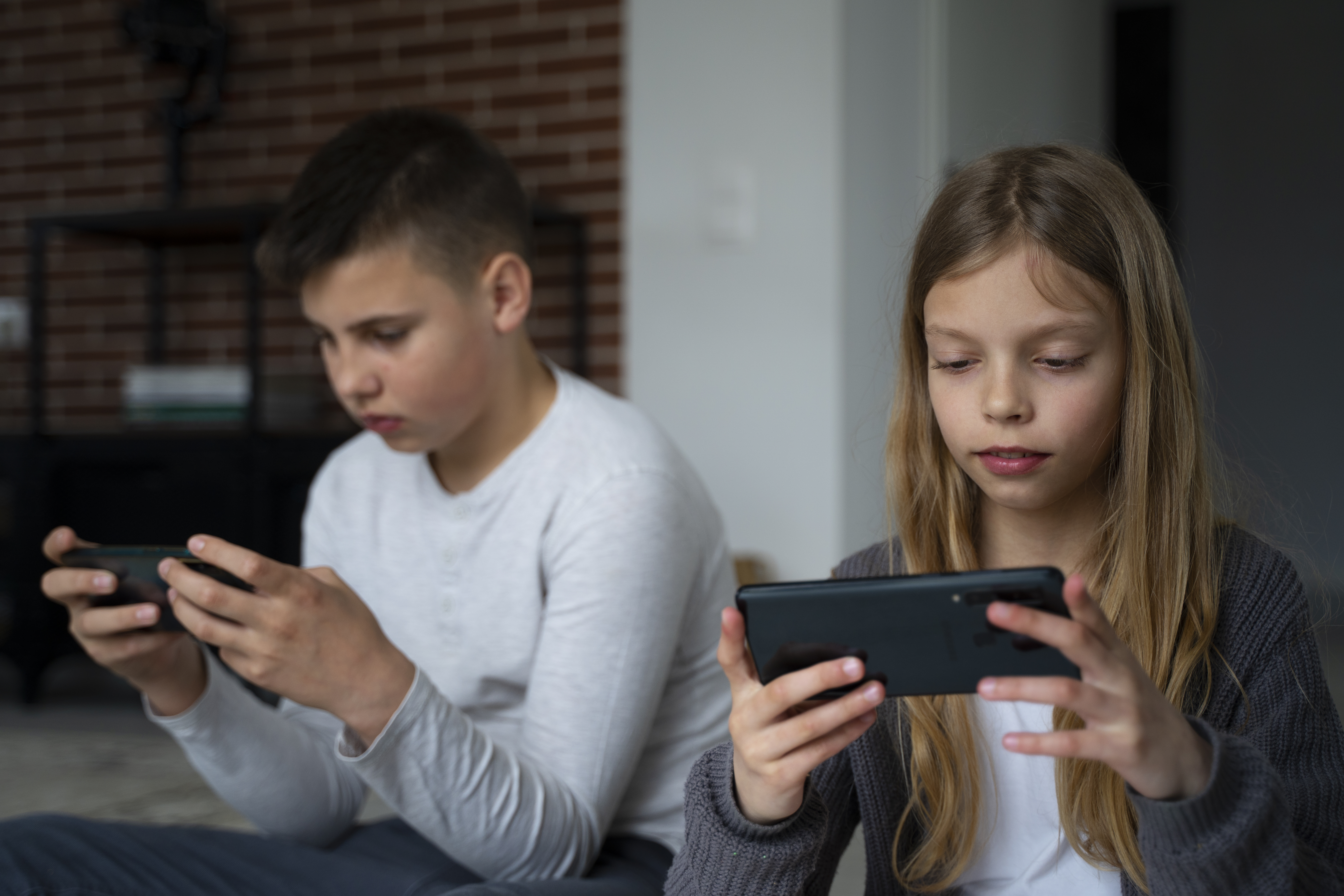 Kids on cell phones. Images by Freepik