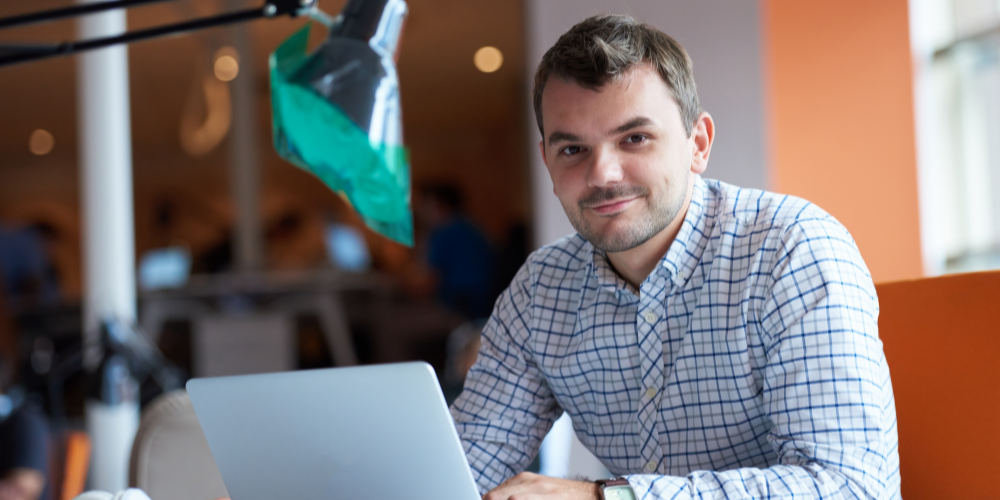 Persona aprendiendo técnicas para obtener buenos resultados y evitar errores comunes en el CELPIP