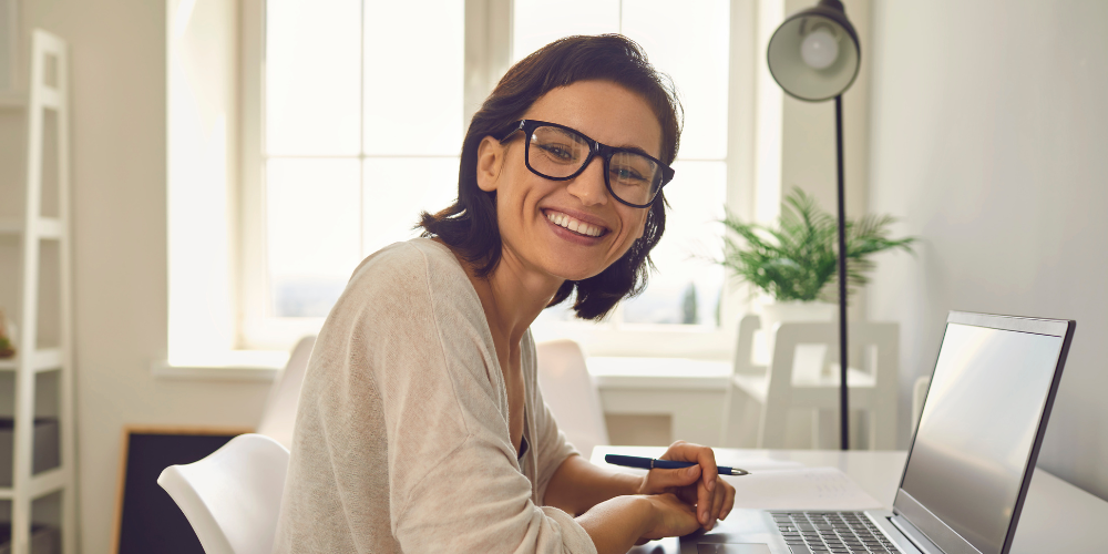 persona latina se inscribe en el curso de Practicelpip para prepararse para el CELPIP