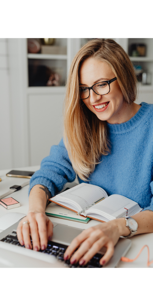 Persona practicando Writing del CELPIP, respondiendo con confianza en una simulación de examen.