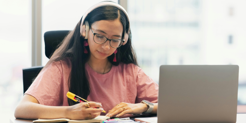 Persona practicando para Writing y Speaking de CELPIP con el curso Practicelpip