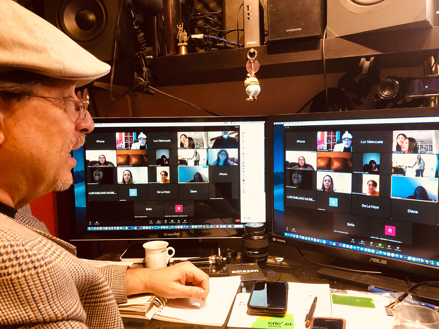 Carlos Kacho Gervasio trabajando frente a sus monitores