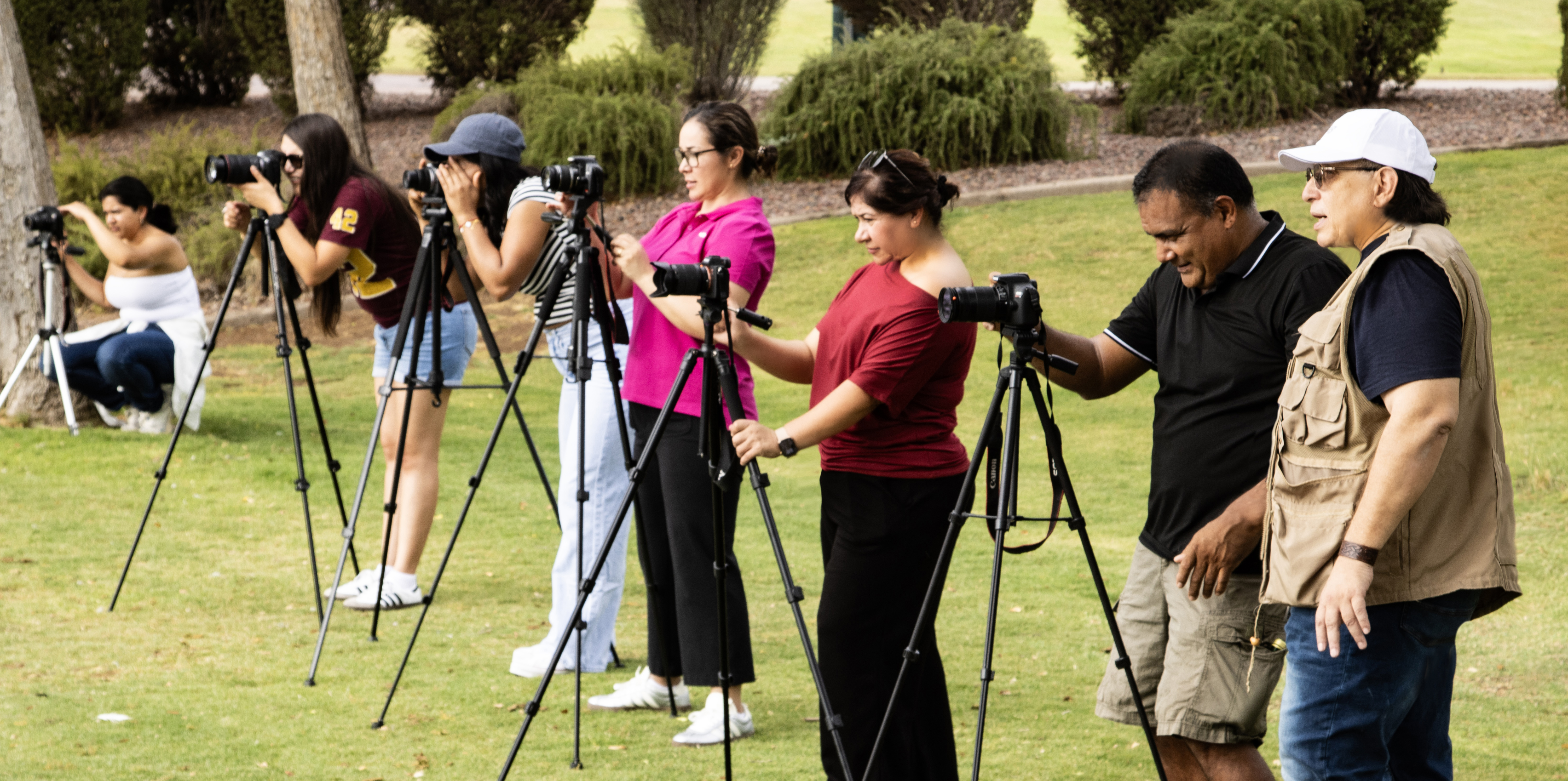 Alumnos de PUL Academy practicando fotografía con sus cámaras y trípodes