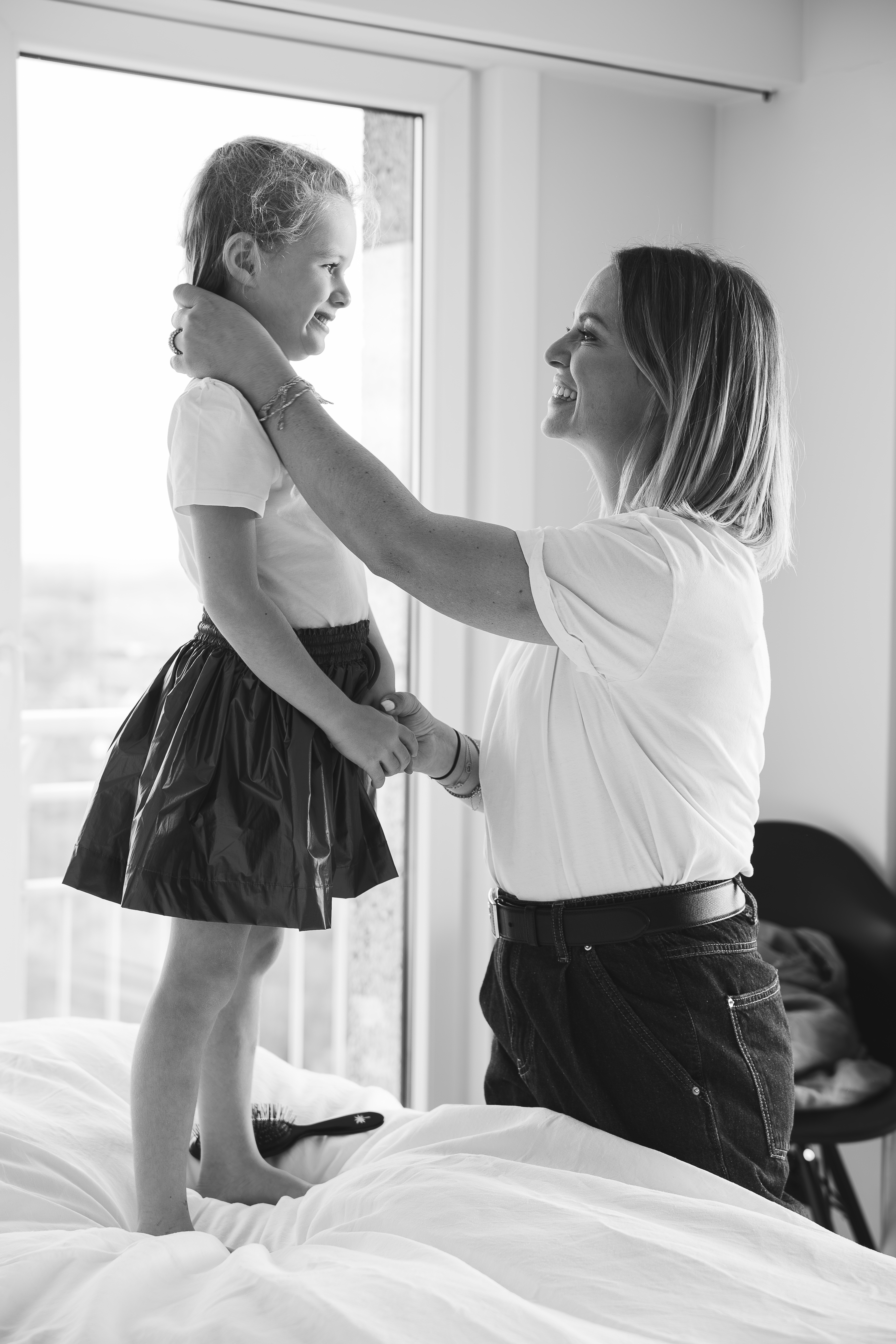 moeder zorgt voor een kind en straalt liefde uit naar haar, het kind heeft geen zorgen