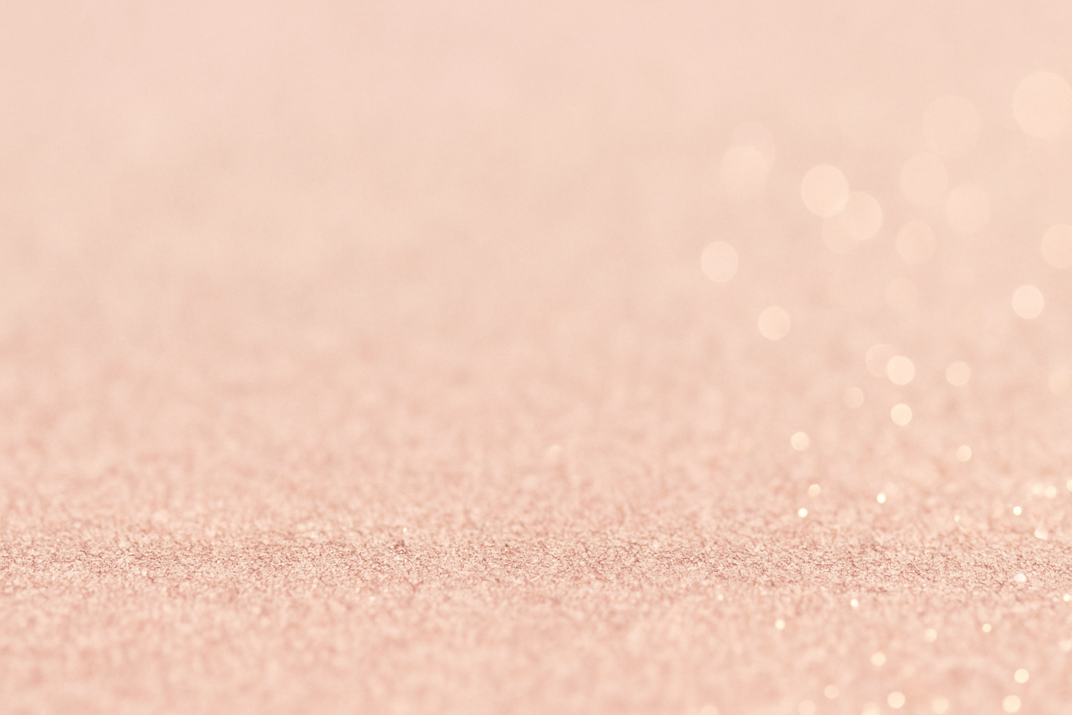Texture de sable pastel rosé avec un bokeh doux, symbolisant chaleur, présence et soutien.