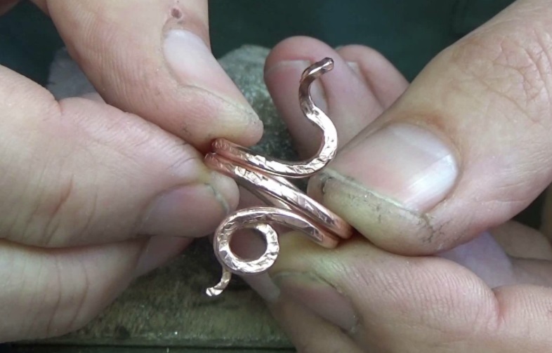Simple wire snake ring