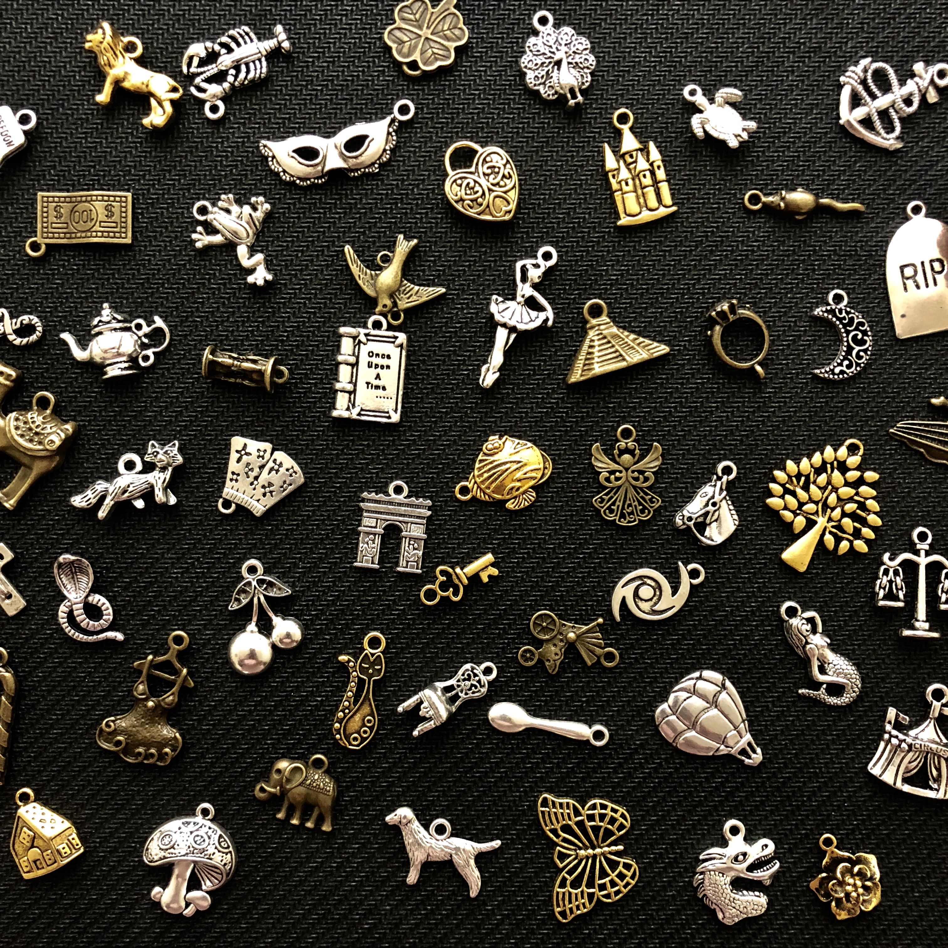 Tea leaf reading charm course. Charm reading course.