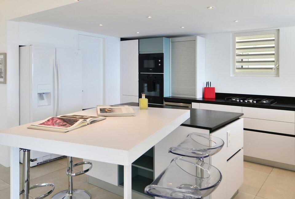 Chic Modern Villa Near Beach and Shops