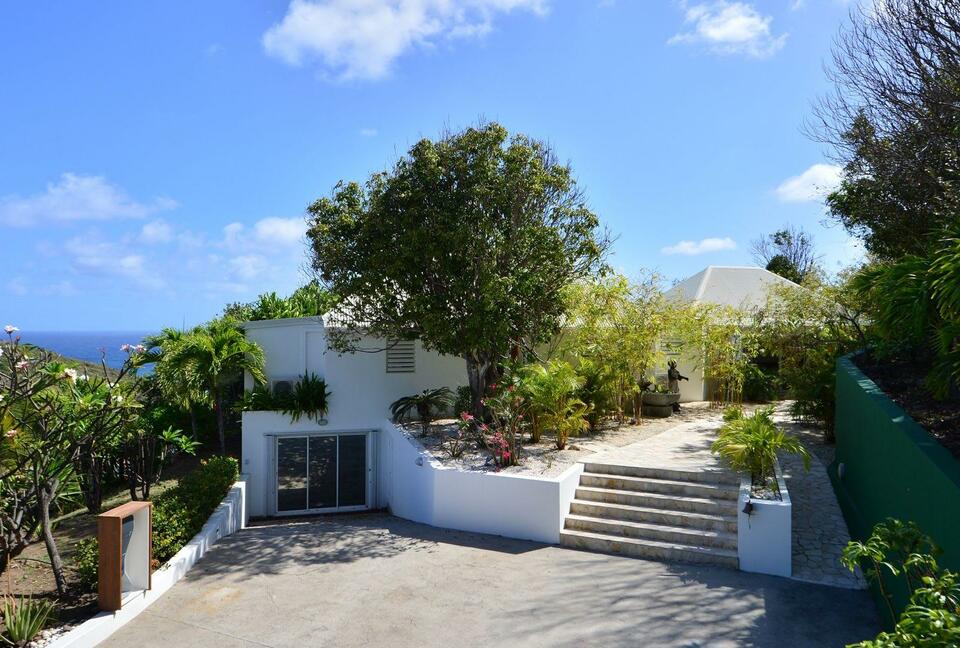 Chic Modern Villa Near Beach and Shops